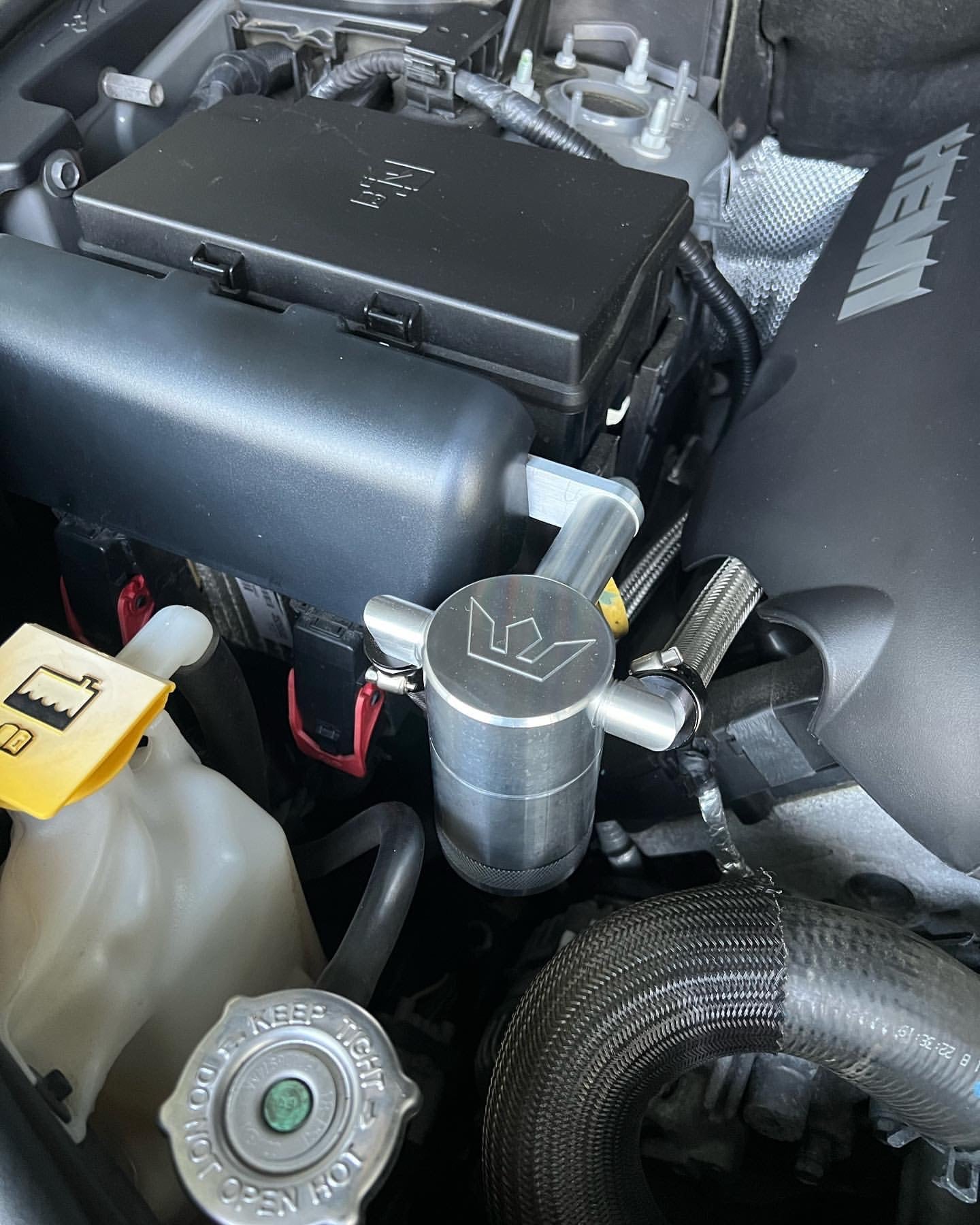 Speedlogix Oil Catch Can 2011-2023 Durango/Grand Cherokee 5.7L